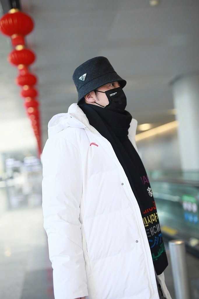 特别专辑雷佳音上海机场白色羽绒服时尚穿搭图片图片