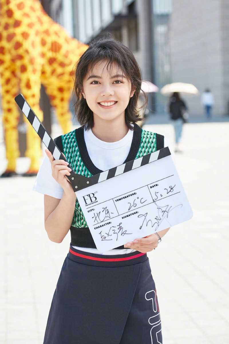 俊俏短发少女赵今麦时尚搭配街拍图片