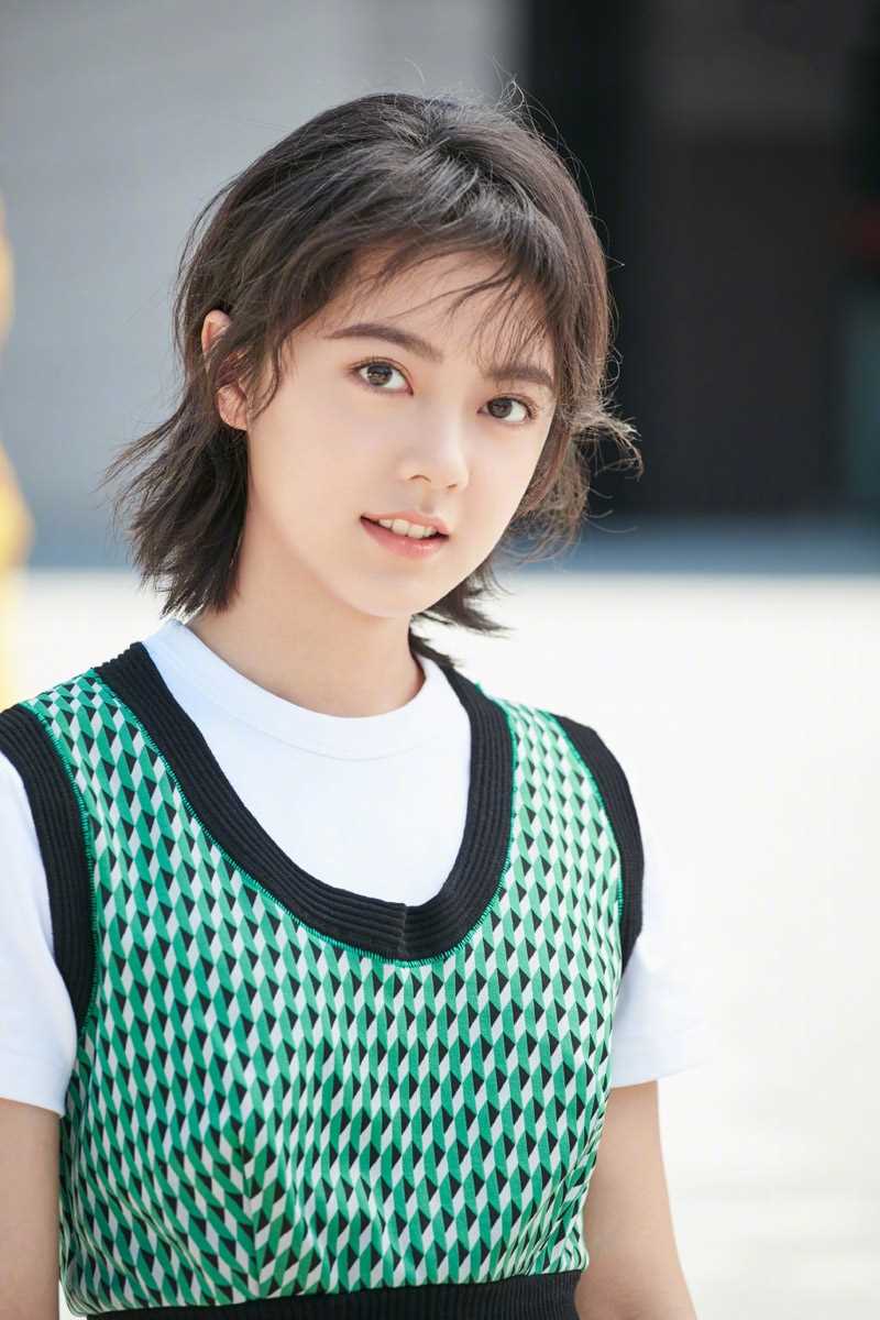 俊俏短发少女赵今麦时尚搭配街拍图片