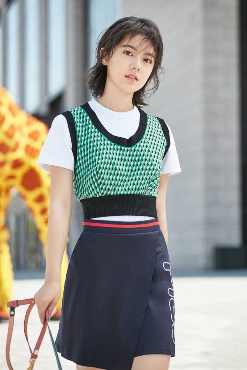 俊俏短发少女赵今麦时尚搭配街拍图片