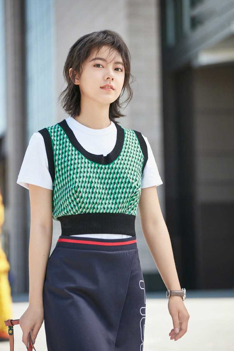 俊俏短发少女赵今麦时尚搭配街拍图片