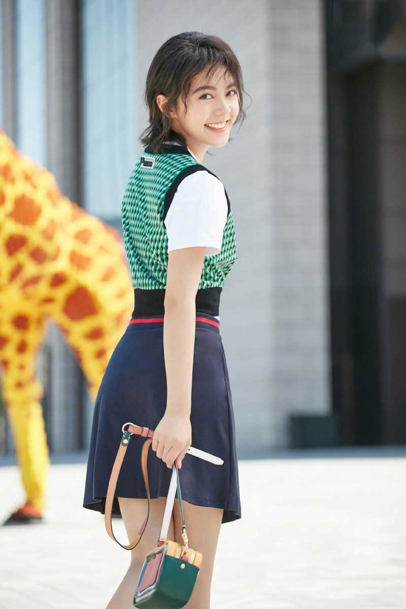 俊俏短发少女赵今麦时尚搭配街拍图片