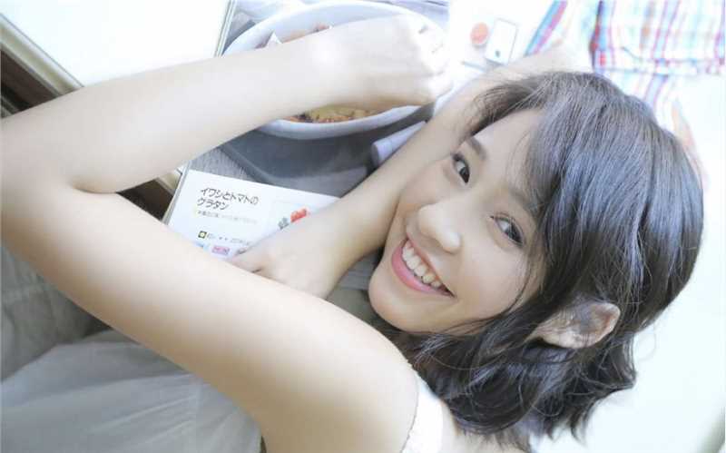 最全露出开朗阳光笑容的美眉蕾丝白裙清纯风壁纸