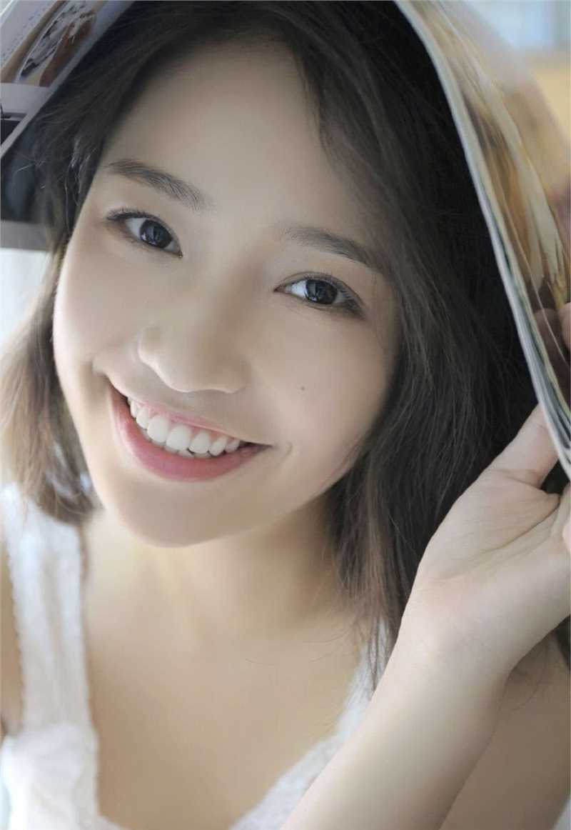 最全露出开朗阳光笑容的美眉蕾丝白裙清纯风壁纸