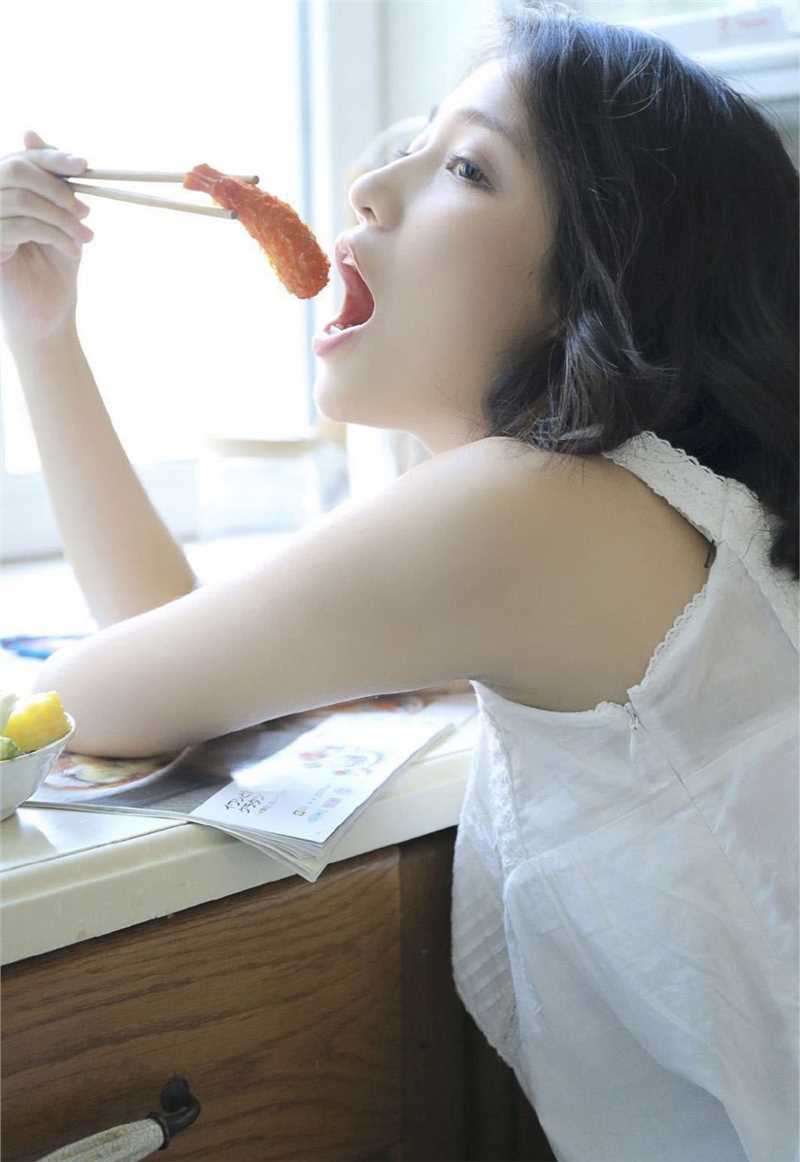 最全露出开朗阳光笑容的美眉蕾丝白裙清纯风壁纸