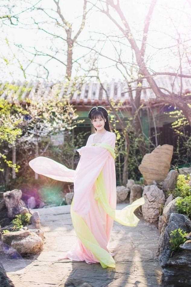 高清俏丽的古装大眼美女姐姐下靓丽身姿图片图集