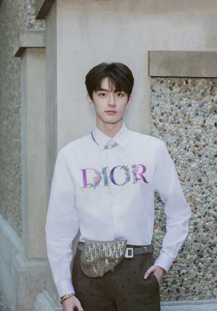 高清干净学长长相的林一Dior时尚单品宣传图片图集