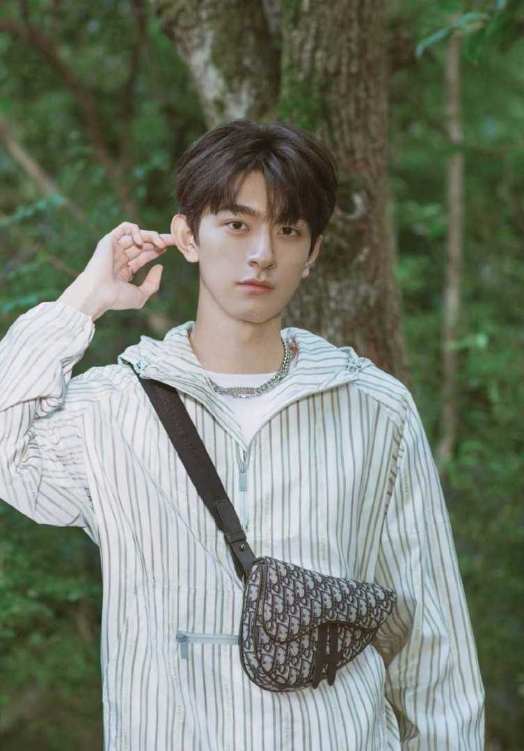 高清干净学长长相的林一Dior时尚单品宣传图片图集