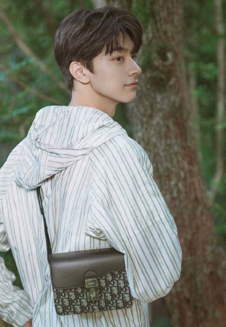 高清干净学长长相的林一Dior时尚单品宣传图片图集