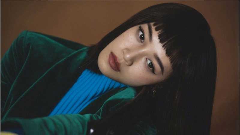 高清蓝盈莹复古雀斑妆齐刘海高冷撞色时尚图册