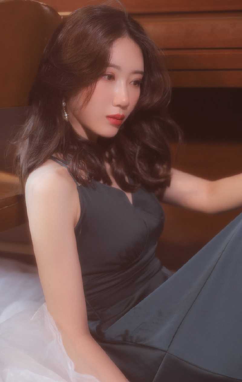 精选朦胧港风卷发成熟美女真丝吊带性感复古私拍图册