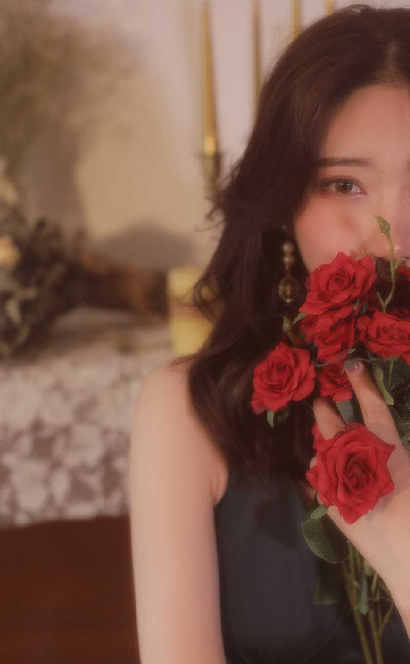 精选朦胧港风卷发成熟美女真丝吊带性感复古私拍图册