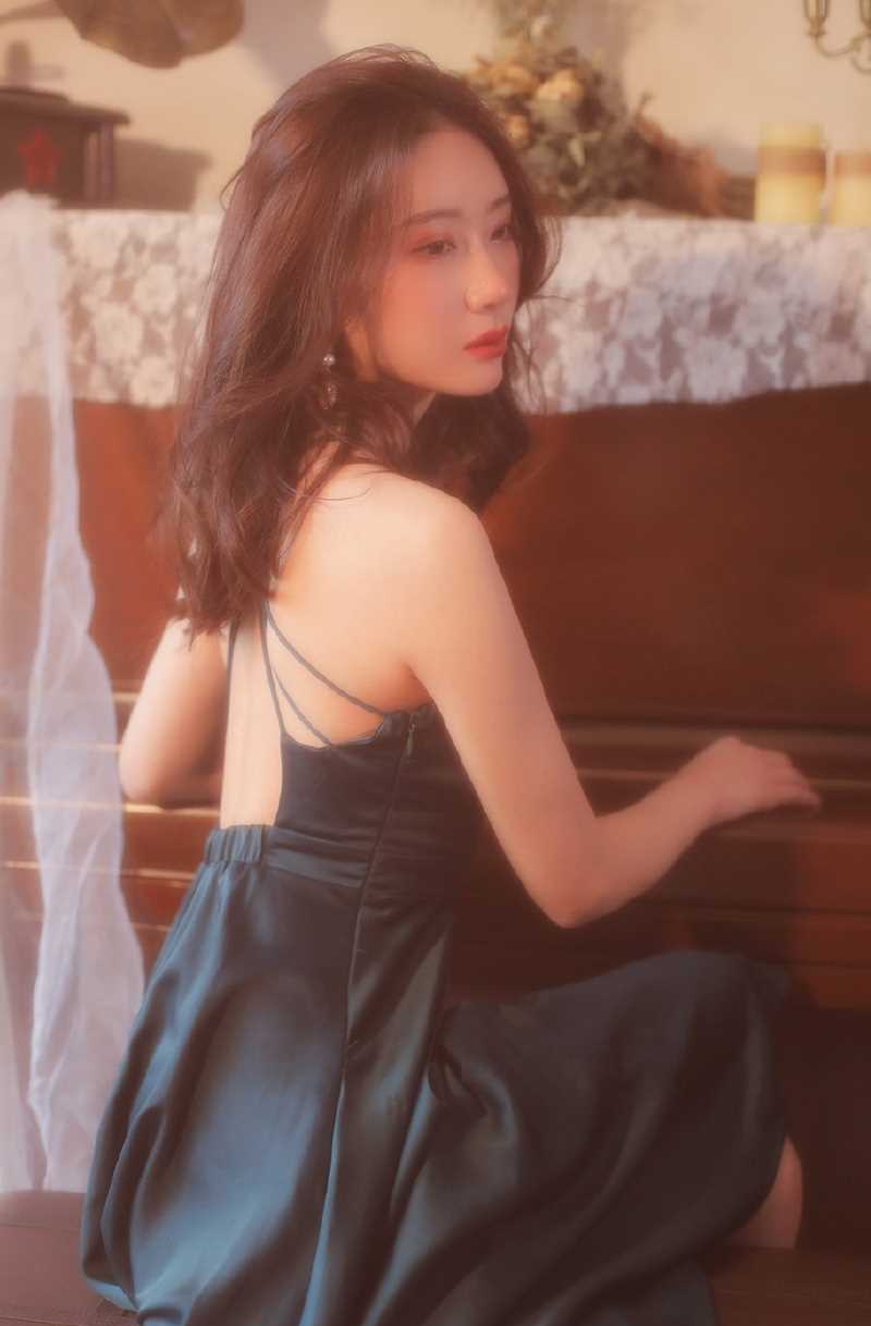 精选朦胧港风卷发成熟美女真丝吊带性感复古私拍图册