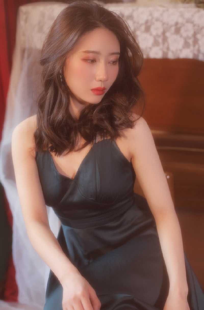 精选朦胧港风卷发成熟美女真丝吊带性感复古私拍图册