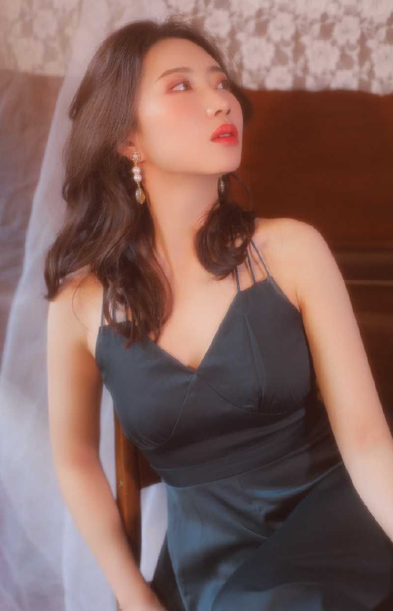 精选朦胧港风卷发成熟美女真丝吊带性感复古私拍图册