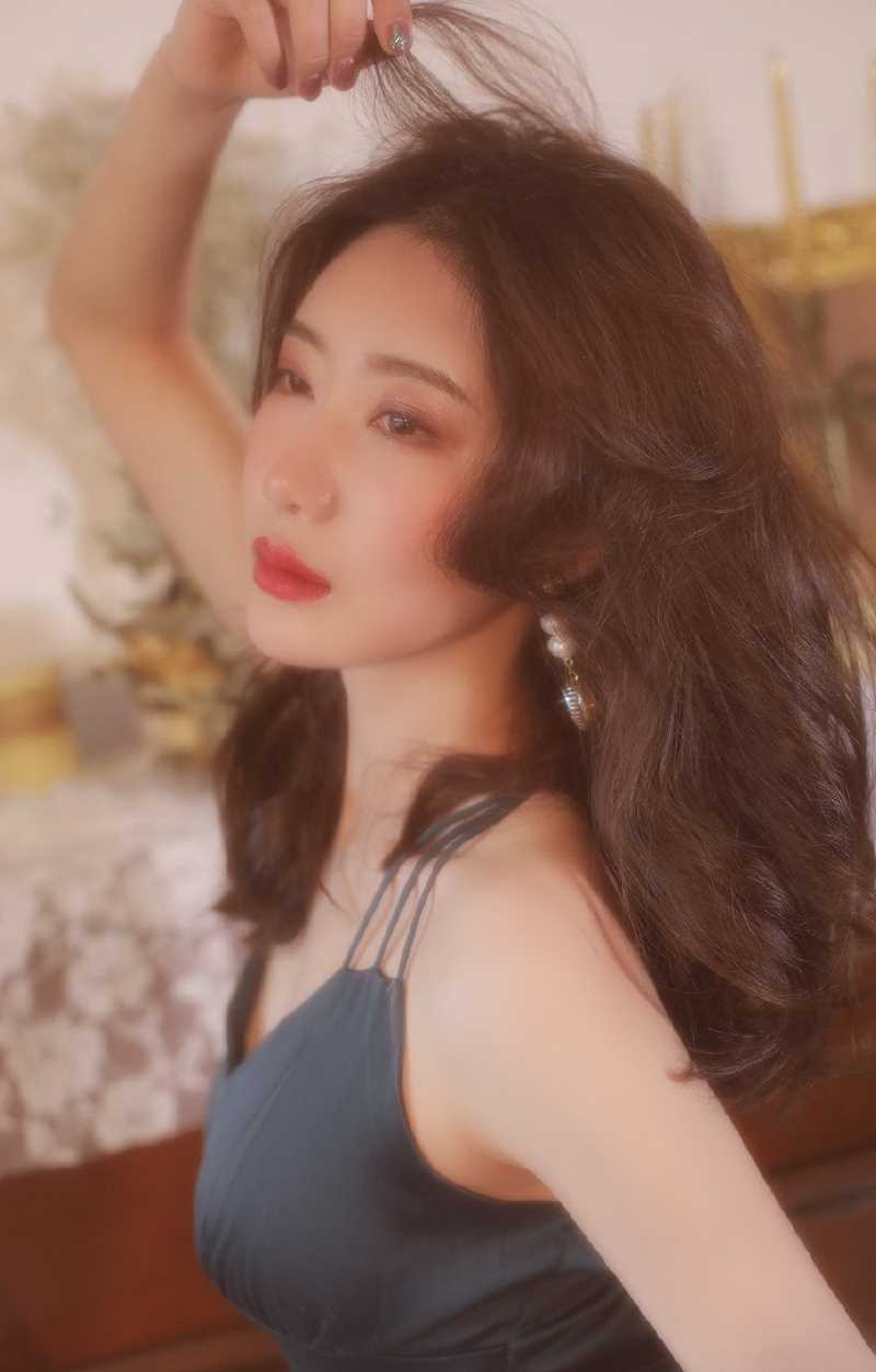 精选朦胧港风卷发成熟美女真丝吊带性感复古私拍图册