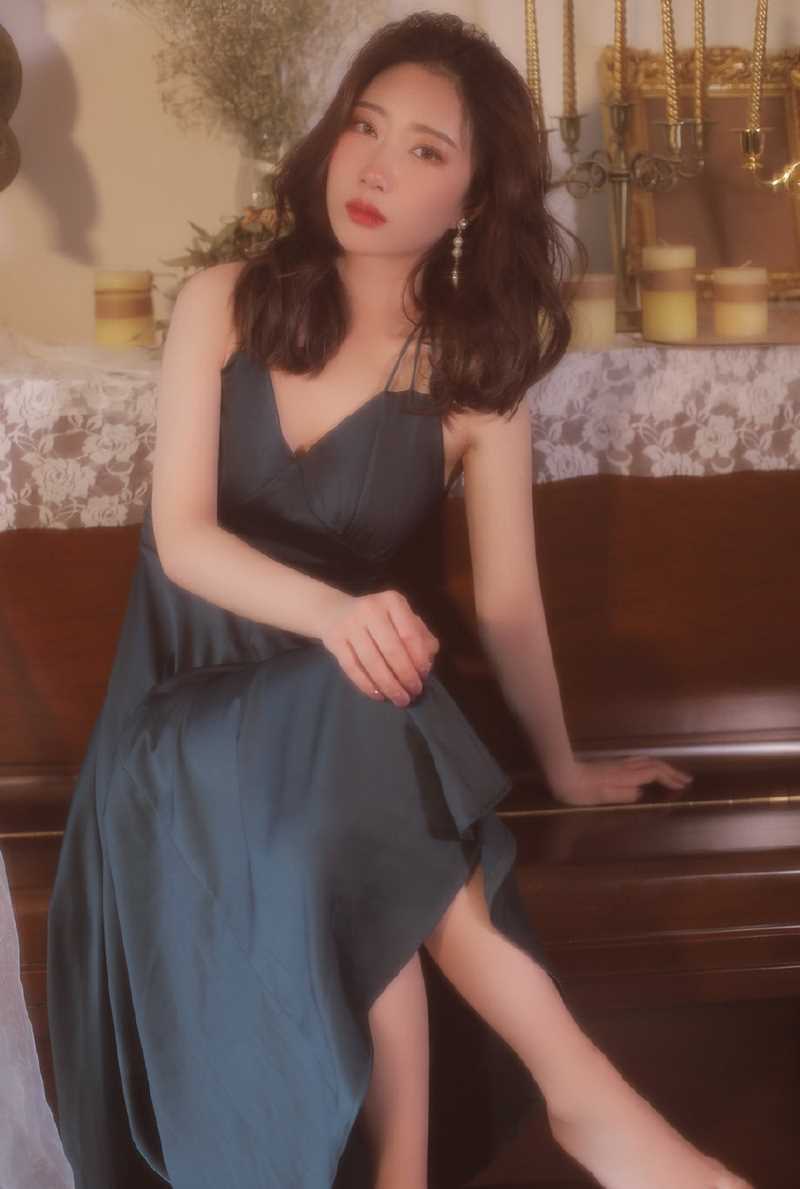 精选朦胧港风卷发成熟美女真丝吊带性感复古私拍图册