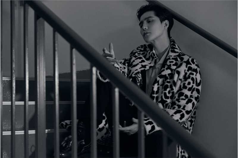 阿云嘎豹纹长款大袄楼梯间帅气时尚大片