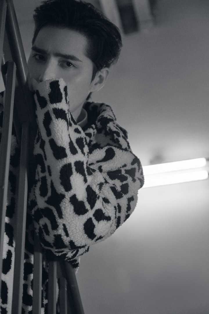 阿云嘎豹纹长款大袄楼梯间帅气时尚大片
