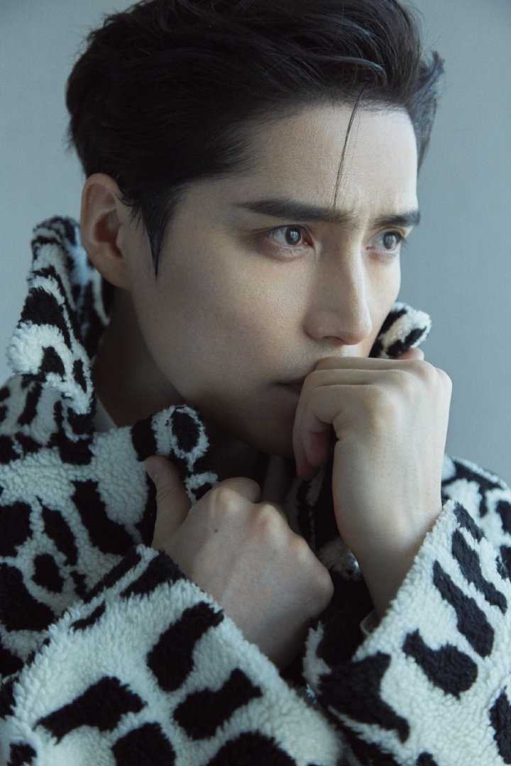 阿云嘎豹纹长款大袄楼梯间帅气时尚大片