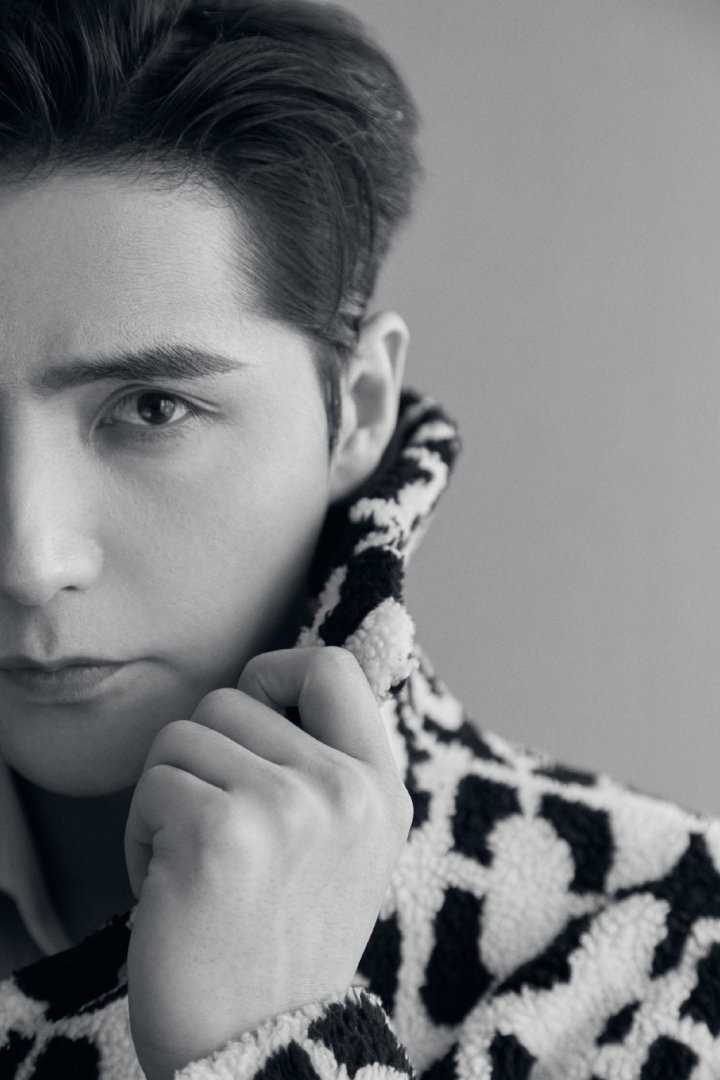 阿云嘎豹纹长款大袄楼梯间帅气时尚大片