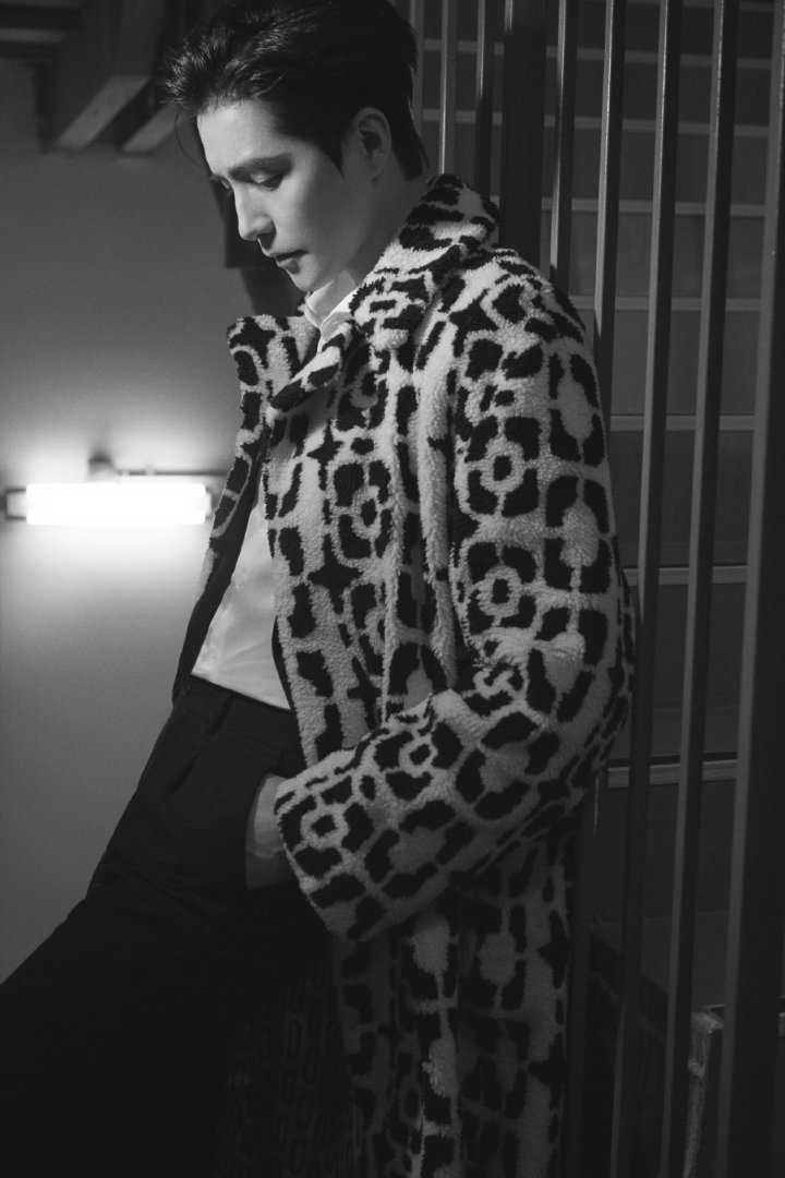 阿云嘎豹纹长款大袄楼梯间帅气时尚大片