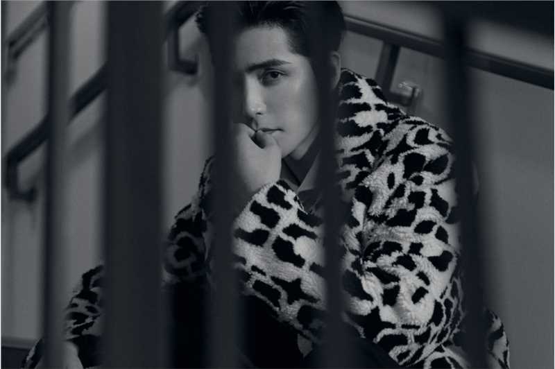 阿云嘎豹纹长款大袄楼梯间帅气时尚大片