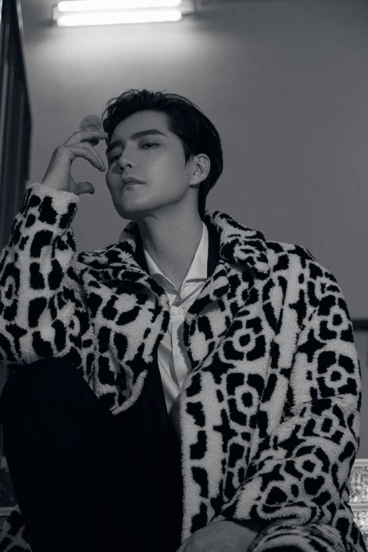 阿云嘎豹纹长款大袄楼梯间帅气时尚大片