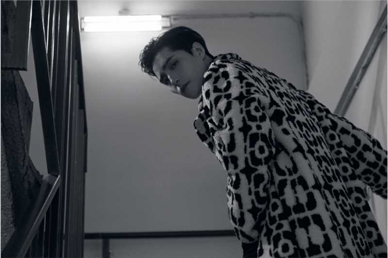 阿云嘎豹纹长款大袄楼梯间帅气时尚大片