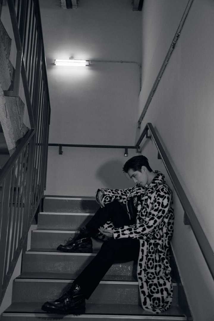 阿云嘎豹纹长款大袄楼梯间帅气时尚大片