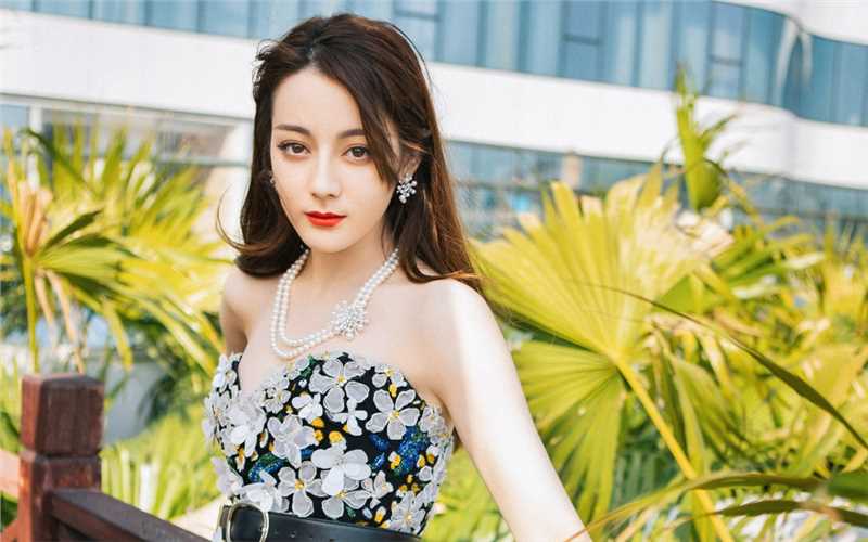 最全迪丽热巴珍珠项链黑色抹胸性感薄纱礼服图片壁纸