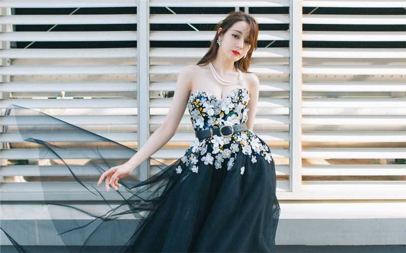 最全迪丽热巴珍珠项链黑色抹胸性感薄纱礼服图片壁纸