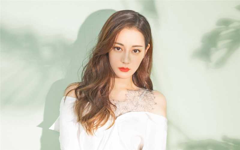 最全迪丽热巴珍珠项链黑色抹胸性感薄纱礼服图片壁纸