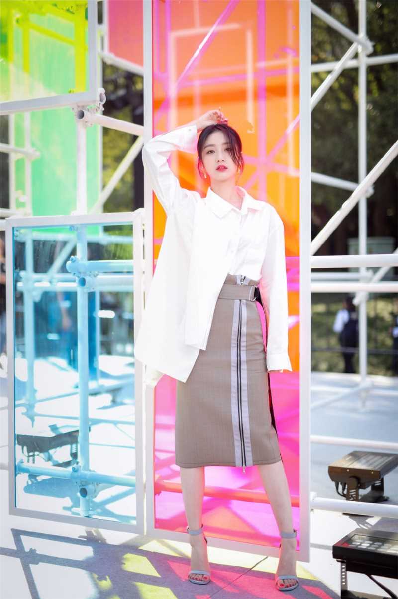 最新纤细高挑美女戚砚笛白衬衫包裙清纯柔美图片图集