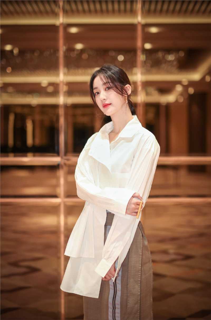 最新纤细高挑美女戚砚笛白衬衫包裙清纯柔美图片图集