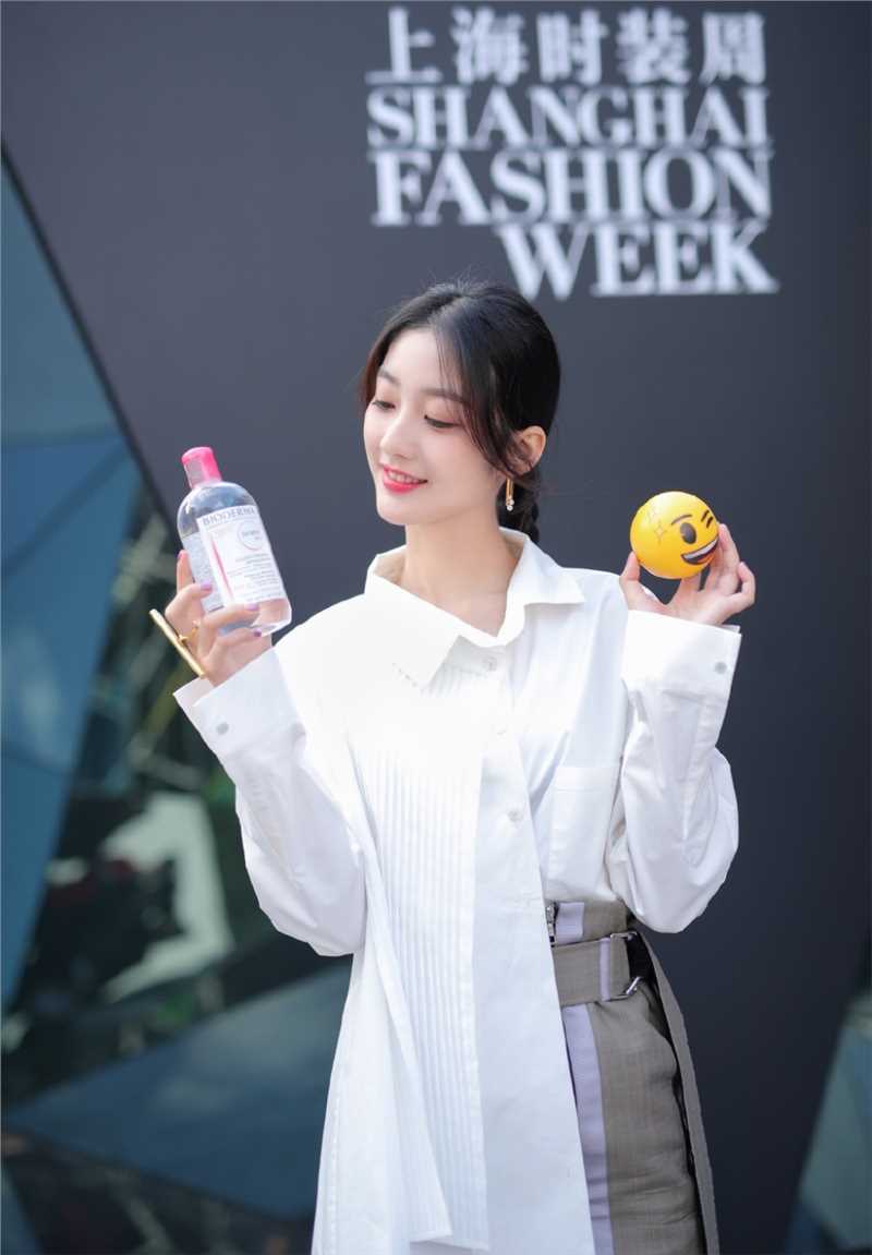 最新纤细高挑美女戚砚笛白衬衫包裙清纯柔美图片图集