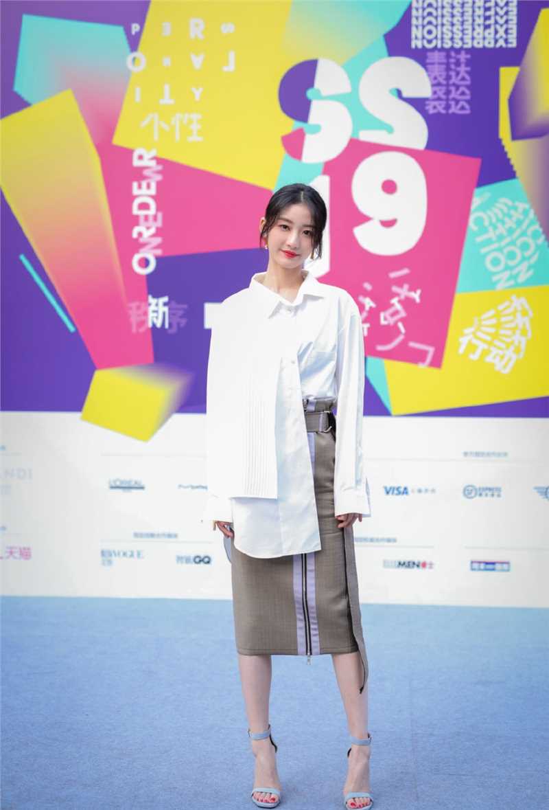 最新纤细高挑美女戚砚笛白衬衫包裙清纯柔美图片图集