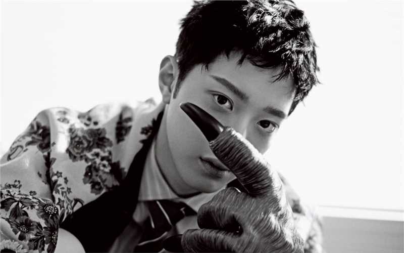 最新潮流男孩赖冠霖抱着猫咪的时尚拍摄图片壁纸