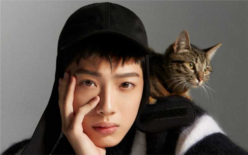 最新潮流男孩赖冠霖抱着猫咪的时尚拍摄图片壁纸