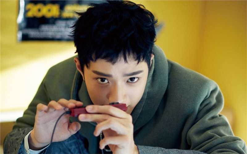 最新潮流男孩赖冠霖抱着猫咪的时尚拍摄图片壁纸