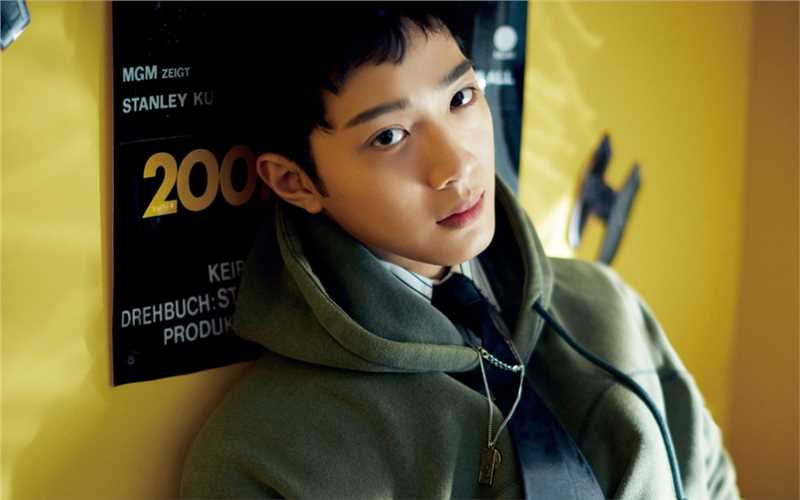 最新潮流男孩赖冠霖抱着猫咪的时尚拍摄图片壁纸