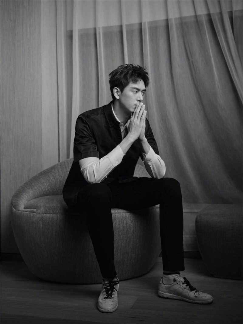 优质李现清爽短发黑外套白衬衫休闲黑白时尚图片图片