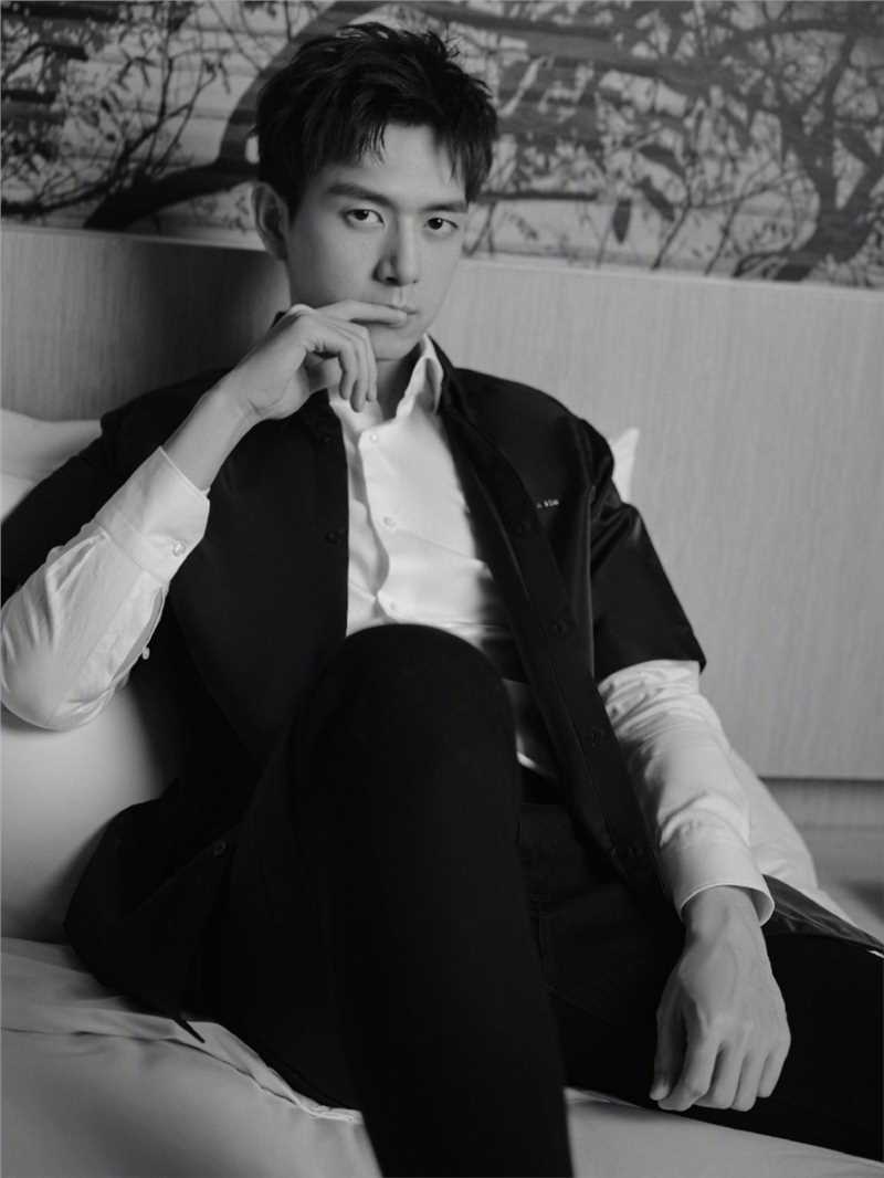 优质李现清爽短发黑外套白衬衫休闲黑白时尚图片图片