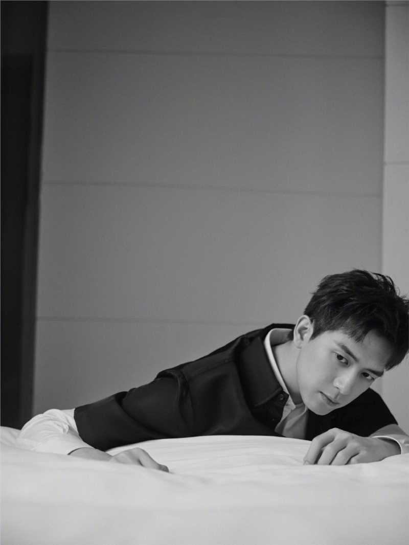 优质李现清爽短发黑外套白衬衫休闲黑白时尚图片图片