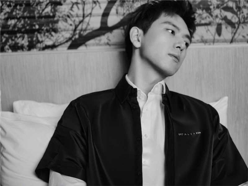 优质李现清爽短发黑外套白衬衫休闲黑白时尚图片图片