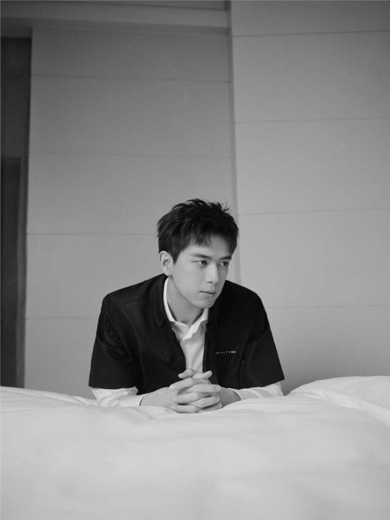 优质李现清爽短发黑外套白衬衫休闲黑白时尚图片图片