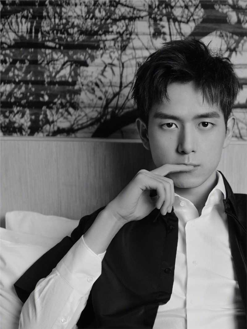 优质李现清爽短发黑外套白衬衫休闲黑白时尚图片图片