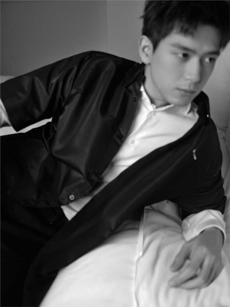 优质李现清爽短发黑外套白衬衫休闲黑白时尚图片图片