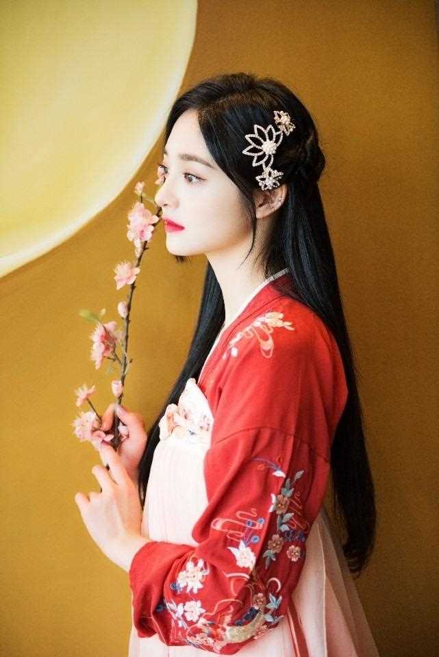 特别专辑周洁琼古装美女桃花树旁轻抚琵琶唯美图片图片