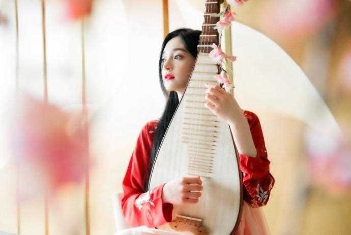 特别专辑周洁琼古装美女桃花树旁轻抚琵琶唯美图片图片